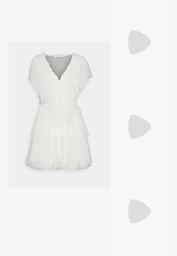 Robe en tulle blanche avec un design à étages, décolleté en V et manches volantées. Détails avec une taille ceinturée pour une silhouette accentuée.; Escarpin slingback en vernis noir avec un bout pointu, présentant un imprimé serpent texturé, une sangle réglable et un petit talon bloc texturé.; Sac en cuir noir porté en travers avec deux poches avant, boucles dorées, fermeture zippée et une sangle fine. Surface texturée et forme rectangulaire compacte.; Boucles d'oreilles en métal doré en forme d'anneau, avec une forme courbée et allongée. Elles présentent une surface lisse et brillante avec une pointe arrondie pour un détail supplémentaire.