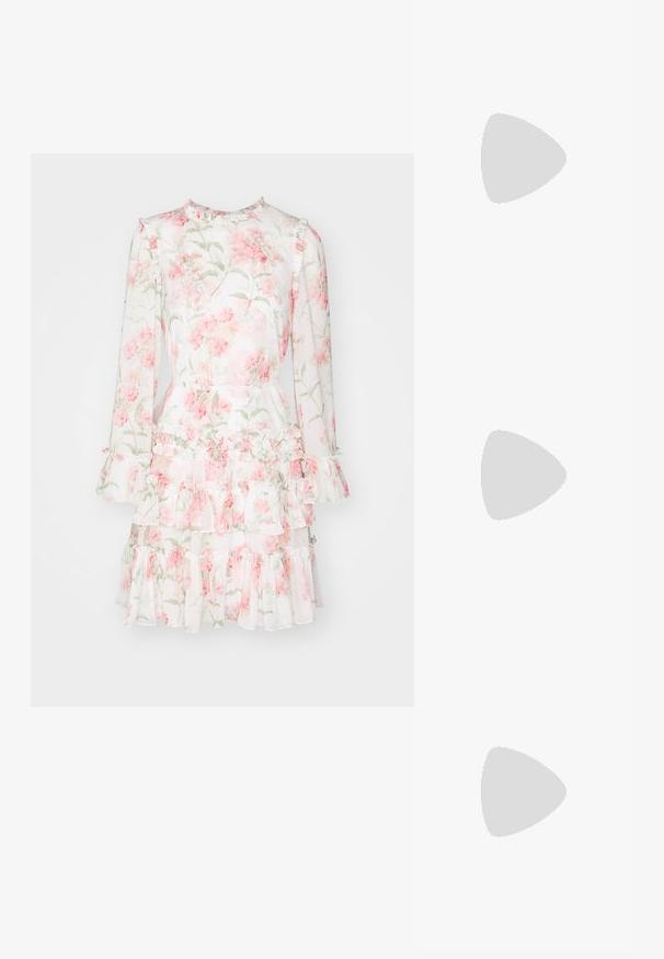 Needle & Thread SUMMER POSY ROUND NECK MICRO MINI DRESS 2 IN 1 - Robe de soirée - moonshine/coral; Chaussure à talon haut en cuir blanc avec un bout pointu, une bride de cheville et un talon aiguille fin. Texture lisse avec une finition légèrement brillante.; Sac à épaule en maille métallique argenté, avec une poignée nouée, une fermeture éclair et une forme géométrique au toucher lisse.; Boucles d'oreilles en métal teinté or texturé avec un design sculptural en spirale. Comprend des surfaces lisses et des courbes réfléchissantes de lumière.