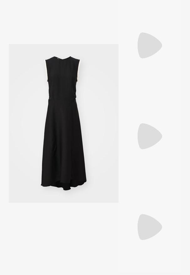 Sort ærmeløs kjole med en tætsiddende overdel og en udvidet nederdel. Fremstillet af glat stof, har den en rund halsudskæring og subtile sideløsninger.; Stuart Weitzman EVA SLINGBACK - Pumps - black; Sort perle clutch taske med lynlåslukning, med en knyttet håndtag og hardware i guldton. Glat tekstur med en struktureret form.; Sølvfarvede øreringe med et bølget, abstrakt design prydet med små, funklende krystaller. Sikret med en studs baglukning.