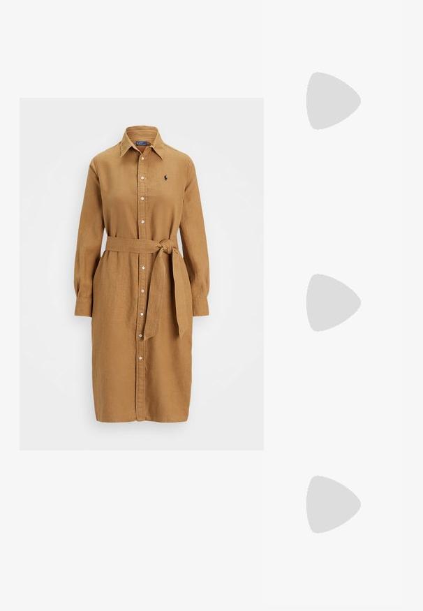 Beige Hemdchenkleid aus leichtem Stoff. Mit einem Kragen, langen Ärmeln und einem gebundenen Taillengürtel. Dezentes gesticktes Logo auf der Brust.; Weißes Langarmshirt aus Baumwolle, runder Ausschnitt, mit kleinem blauem Logo auf der linken Brust. Einfaches Design, reguläre Passform.; Schwarze Lederclogs mit runder Fußspitze, silberfarbigen Schnallenriemen und einem 2,5-Zoll Blockabsatz. Strukturiertes Oberflächendesign an der Zehenpartie.; Schwarze Leder-Halbmondtasche mit einem goldenen Hardware-Akzent und einem Reißverschluss. Über einem grauen Pullover quer über den Körper getragen.