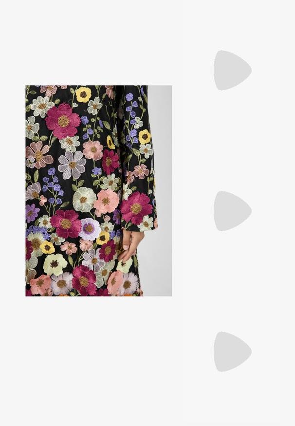 YAS YASFLOWERING DRESS - Koktélruha / Partiruha - black; ALDO CRERIDE PILLOW WALK - Szandálok - beige; Fekete bőr kézitáska hajtóka részlettel és aranyszínű fém csattal. Tartalmaz egy fekete pántot és egy letisztult, minimális dizájnt.; Arany fülbevalók sima, fényes felülettel. Kör alakú dizájn, amely kis kapoccsal és átlátszó tartozékkal rendelkezik a biztonságos viselés érdekében.