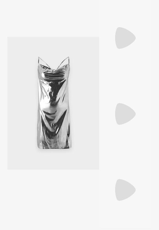 Ezüst színű, fényes anyagból készült slipdress. Vékony pántokkal rendelkezik, és lágy esése van a sima textúrával. Nincsenek minták vagy díszítések.; Fekete lakk bőr szandál sarkú cipő, hegyes orral, elegáns dizájnnal, keskeny tűsarokkal. Simább textura, minimális díszítéssel.; Ovális formájú napszemüveg, átlátszó műanyag keret, sötétszürke lencsék és vékony, átlátszó szárak, logóakkcentussal és minimális díszítéssel.; Fekete bőr válltáska puha tapintással, háromszög alakú, állítható pánttal, világoskék csíkos inggel és fehér nadrággal párosítva.
