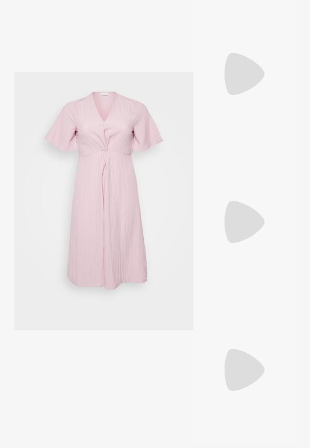 Rochie roz deschis cu decolteu în V, mâneci fluture și detaliu împletit în față. Fabricată dintr-un material texturat, se termină la jumătatea gambei.; Pantofi cu toc platformă negri, cu vârful ascuțit și curea reglabilă la gleznă. Confecționați din piele netedă, având un toc gros.; Geantă din piele neagră, cu o formă curbată, curea detașabilă și accesorii aurii. Geanta are un capac cu un detaliu tip cataramă.; Trei perechi de cercei: cercei cu perle albe mari, cercei tip cerc din aur cu pietre clare și două cercei lungi, drepți, din aur cu detalii strălucitoare.