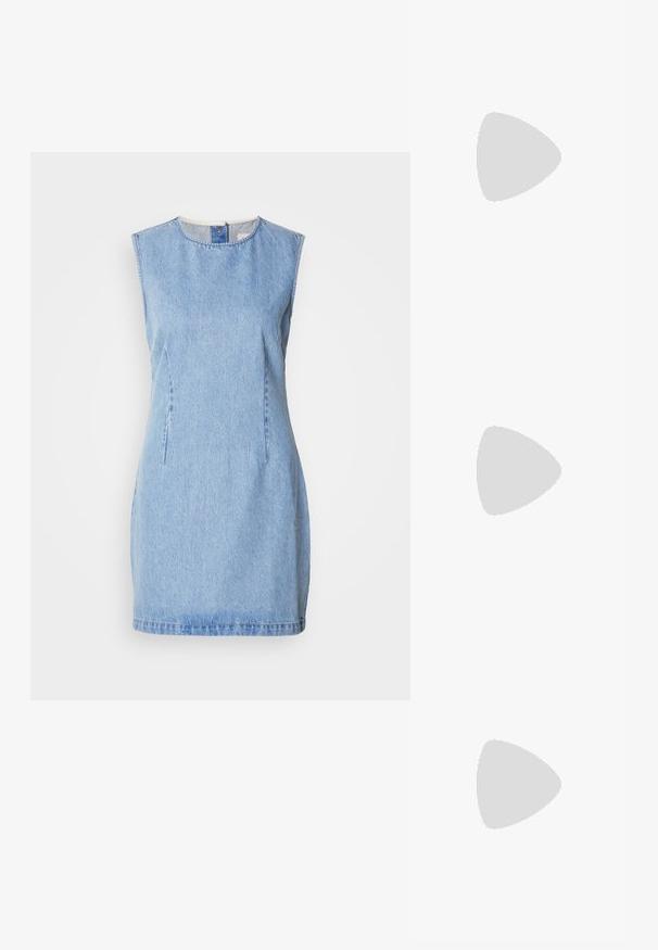 Denimkleid in Hellblau, ärmelloses Design mit runden Ausschnitt und Seitennähten. Verfügt über einen geraden Schnitt und leicht strukturierte Oberfläche.; Schwarze Leder-Slingback-Pumps mit spitzem Schuhblatt, ausgestattet mit einem schlanken Absatz und einem goldfarbigen Akzent am verstellbaren Riemen. Glatte Textur.; Schwarze Lederhandtasche mit einem strukturierten Design, das eine verkürzte Form, einen oberen Griff und goldfarbene Hardware-Details aufweist. Verstellbarer Schulterriemen ist enthalten.; Silberne Creolen mit einem glatten, geschwungenen Design. Mit einem glänzenden metallischen Finish und Steckverschluss. Keine sichtbaren Muster oder Akzente.