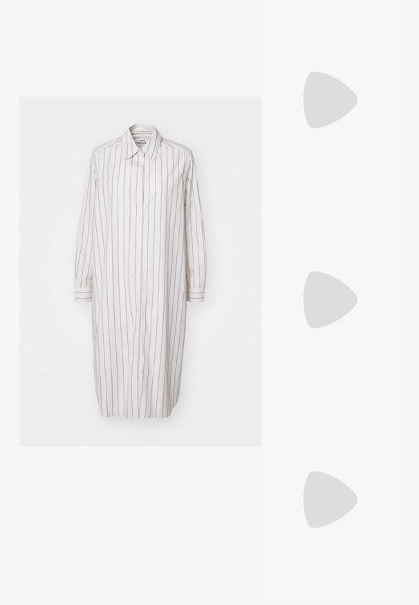 Mads Nørgaard YARPO CRISSY DRESS - Kreklkleita - silver birch; Gai krēmkrāsas ādas loaferi ar šuvēm priekšpusē un teksturētu melnu platformas papēdi. Ir izliekts dizains un neliels pacēlums.; Gaiši pelēka metāla rokassoma ar ķēdes siksnu, rotāta ar mazām apaļām metāla kniedēm un trīsstūra zīmola logo.; Sudraba riņķveida auskari ar gludu, spīdīgu apdari. Apaļas formas, viegla dizaina, ar aizdari uz stieples.