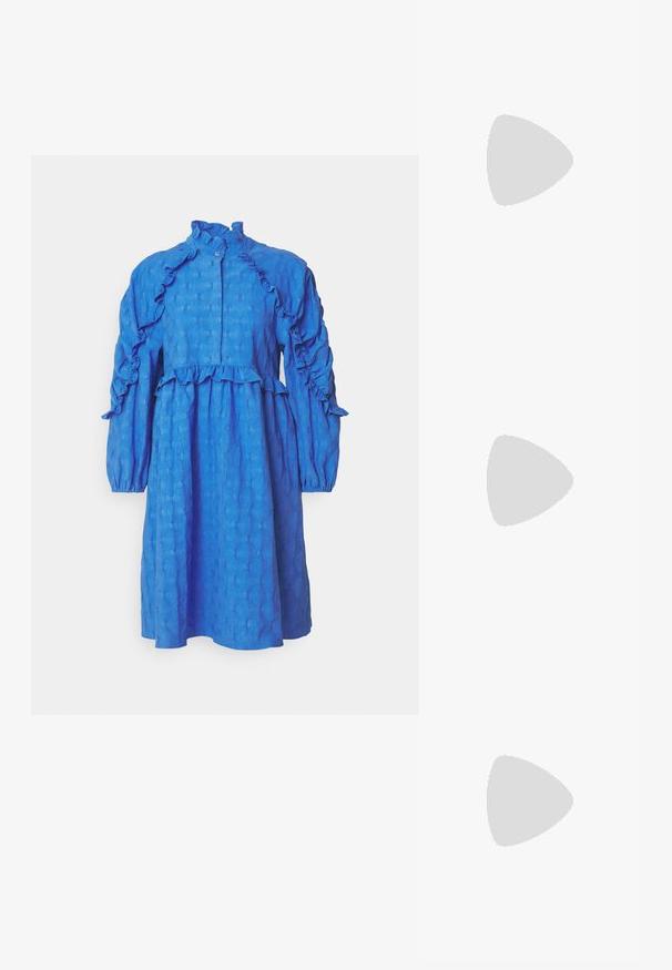 Robe bleu à manches longues avec un col et des poignets volantés, un corsage à plusieurs niveaux et un tissu texturé avec un motif subtil.; Ballerines en cuir noir avec un bout rond, texture lisse, détails de couture minimalistes et design de semelle flexible.; Sac seau en cuir noir avec une finition texturée, accents en matériel doré et une ouverture en haut. Il dispose d'une courte poignée et d'une sangle d'épaule réglable.; Boucles d'oreilles avec clou en métal doré et design torsadé. Chaque boucle d'oreille est dotée d'un arrière transparent circulaire pour un port sécurisé.