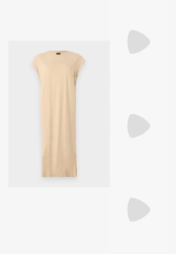 Robe beige de longueur genou en coton doux. Présente un décolleté rond et de courtes manches à volant. Design simple et dépouillé sans motifs.; Talons hauts en cuir noir avec un bout pointu, dotés d'un talon fin et d'un accent en ton or sur la lanière réglable. Texture lisse.; Sac à main en cuir noir avec un design structuré, featuring une forme cropped, une poignée supérieure et des accents en matériel doré. Bandoulière réglable incluse.; Boucles d'oreilles en argent avec un design lisse et courbé. Présentent une finition métallique brillante et une fermeture à clou. Pas de motifs ou d'accents visibles.