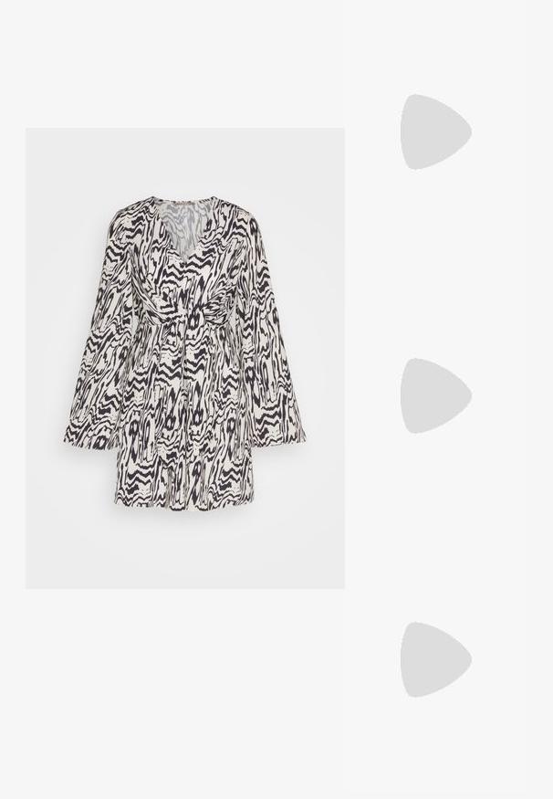 Florales Printkleid in Weiß und Schwarz, mit langen Glockenärmeln, tailliertem Schnitt, V-Ausschnitt und einem fließenden Rock aus strukturiertem Stoff.; Weißer High Heel Schuh mit spitzem Zehenbereich, aus Leder gefertigt, verstellbare Knöchelriemen verziert mit Strasssteinen und schlanker Stiletto-Fuß. ; Schildpatt-Sonnenbrille mit einem runden, klobigen Rahmen und braunen Gläsern. Verfügt über dezente Muster und gerade, zulaufende Bügel.; Weiße Clutch aus glattem Leder mit einem silbernen Kettenriemen und einem metallischen Akzentbalken auf der Vorderseite. Minimalistisches Design und dreieckige Form.