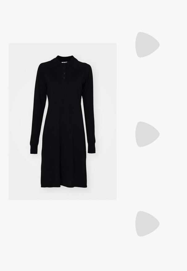 Must kollane varrukatega polo kleit, mis on valmistatud pehmest kangast, omab kaelust, nupuklappi ja soonikkoes mansette, otse siluetiga.; Mustad musta nahast sussid, millel on avatud varvas, lame tald ja dekoratiivne kuldne aksessuaar ülaservas. Sile tekstuur ja minimalistlik disain.; Must mustriga mustriga nahk käekott koos kogutud tipuga, kuldne ahel ja ristkülikuline kuju, hoitakse lihtsa tausta vastu.; Kuldne kett, millel on keskne ruudukujuline selge vääriskivi ripats ja reguleeritav kett. Tekstuuriga lingid koos homaariklambri sulguga.