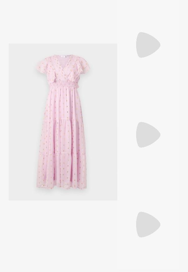 Rózsaszín maxi ruházat, könnyű anyagból készült, arany pöttyökkel díszítve, v-kivágással, fodros ujjakkal és megkötött derékkal.; Arany, fémből készült slingback sarkú cipők hegyes orral és vastag sarokkal. Simaság, minimalista design és keskeny pánt jellemzi.; Fekete bőrtáska ívelt formával, levehető pánttal és arany színű fémrészekkel. A táskán egy csattal díszített fedél található.; Arany fülbevalók sima, fényes felülettel. Kör alakú dizájn, amely kis kapoccsal és átlátszó tartozékkal rendelkezik a biztonságos viselés érdekében.