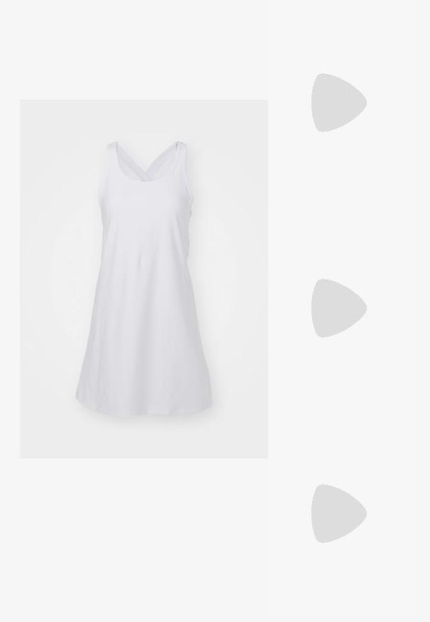 Λευκό αμάνικο φόρεμα με στρογγυλή λαιμόκοψη και διασταυρούμενες ράντες στην πλάτη. Φτιαγμένο από μαλακό ύφασμα, διαθέτει κοπή Α-line χωρίς σχέδια.; Καφέ πατωμέ�νο δερμάτινο παπούτσι slingback με μυτερή μύτη και μέτριο τακούνι. Διαθέτει ιμάντα με αγκράφα για ασφαλή εφαρμογή. Λείο υλικό.; Καφέ τετράγωνα γυαλιά με οβάλ φακούς, λεπτούς βραχίονες και διαφανή στοιχεία. Διαθέτουν έναν διακριτικό λογότυπο στο μπράτσο. Κομψός, ελαφρύς σχεδιασμός.; Μαύρη δερμάτινη τσάντα με υφή, που διαθέτει δύο επάνω χερούλια, αποσπώμενη λουρί ώμου και λεπτομέρεια από ασημένιο κούμπωμα.