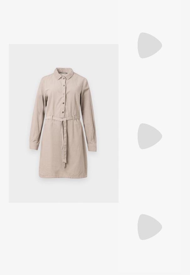 Robe chemise beige à manches longues en tissu doux, dotée d'une fermeture à boutons sur le devant, d'une ceinture à la taille et d'un col.; T-shirt en coton blanc avec un grand graphisme de homard rouge vif sur le devant. Manches courtes et design à col rond standard.; Baskets montantes en toile blanche avec semelle en caoutchouc noir, capuchon en caoutchouc à l'avant, et six œillets pour les lacets, présentant un design épuré et minimaliste.; Sac à main en cuir rouge avec un design angulaire et géométrique. Il dispose d'une seule sangle ajustable et d'une fermeture à rabat avec un detailing cousu.