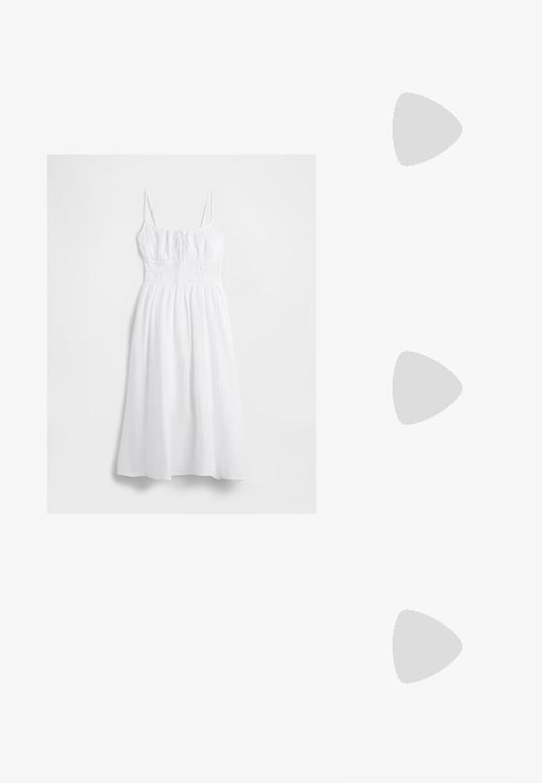 Weißes Midikleid mit dünnen Trägern, geraffter Taille, gerafftem Oberteil und einem lockeren, strukturierten Rock.; Braune offene Absatzmules mit glatter, matter Oberfläche, die ein geschwungenes Design und einen transparenten, verjüngten Absatz aufweisen.; Runde Sonnenbrillen mit dunklen Gläsern und dünnen silbernen Rahmen. Eine Person trägt eine goldene Kette, während eine andere einen rot gemusterten Schal hat.; Geflochtene Strohtasche mit braunen Lederakzenten, zwei Griffen und einem abnehmbaren Gurt. Kurvenform mit einem stabilen Boden.