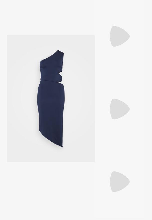 Robe bleu marine à une épaule avec un design torsadé à la taille. Tissu lisse avec un ourlet asymétrique, silhouette ajustée et apparence épurée.; Escarpin en cuir noir à talon aiguille avec un bout pointu et des côtés découpés. Sa texture lisse et son talon haut et fin créent une silhouette élégante.; Sac accessoire noir avec un mélange de panneaux brillants et texturés, équipé d'une anse en chaîne. Forme rectangulaire avec une finition lisse et des accents subtils.; Boucle d'oreille en argent avec une finition polie, présentant de petits détails en or et de forme ronde, portée sur le lobe.
