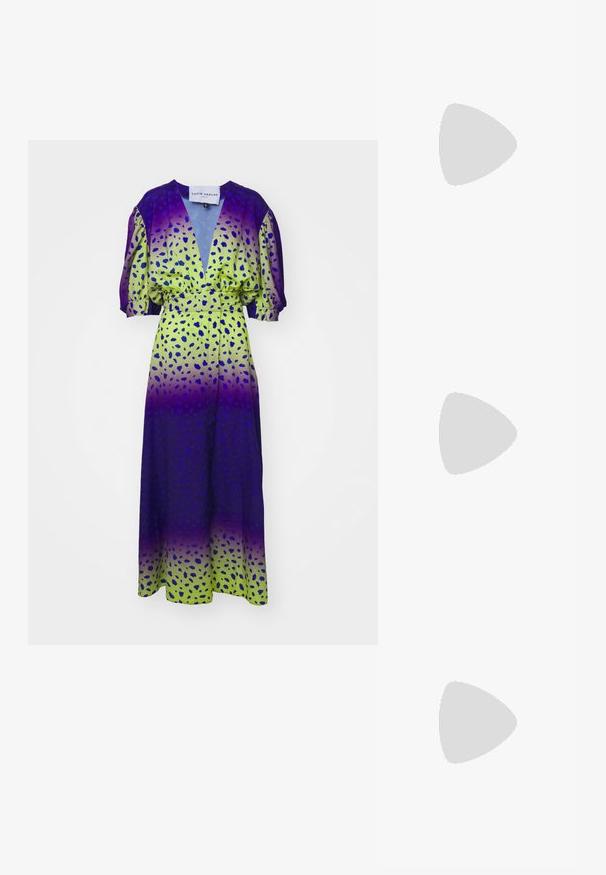 Lange jurk met een gradientontwerp dat overgaat van paars naar groen, met blauwe vlekken. Het heeft een diepe V-hals en pofmouwen. Soepele stofstructuur.; Gouden glitter high-heel sandaal met een enkelbandje, open teen en vierkante voorkant. Beschikt over een slanke, taps toelopende hak voor extra hoogte.; Crème leren handtas met een ronde vorm, voorzien van een gouden hardwaredetail. De schouderband is bevestigd met een metalen haak.; Gouden knoopstuds met een gedraaide design. Elke oorring heeft een ronde transparante achterkant voor een veilige draagervaring.