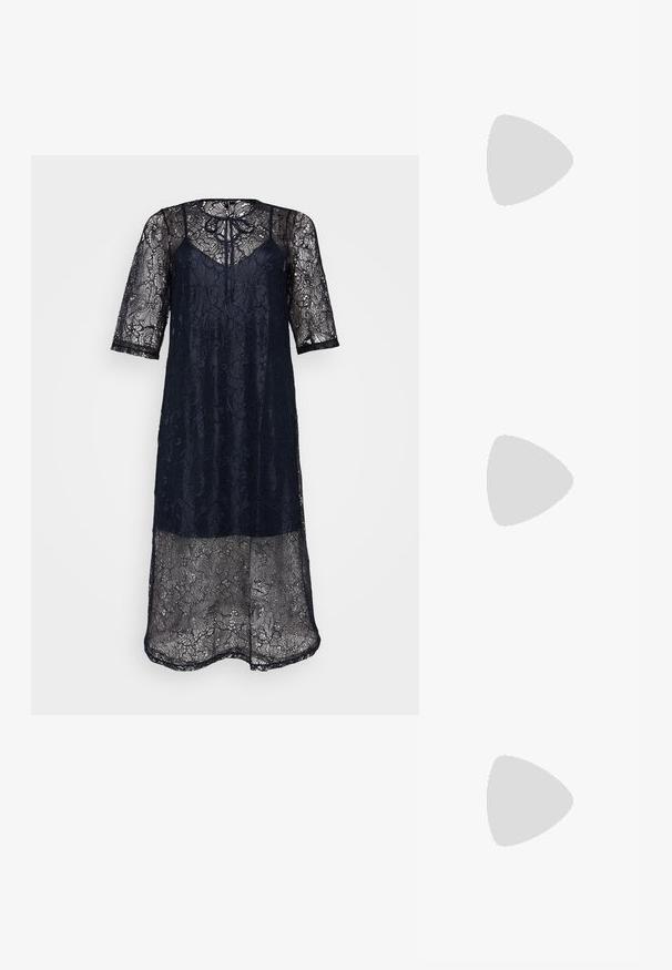 Navyblaue Spitzenkleid mit kurzen Ärmeln, das einen Krawatten-Ausschnitt und kunstvolle Blumenmuster aufweist. Transparente Stoffe für einen geschichteten Effekt.; Schwarze Leder-Balletschuhe, spitze Zehenform, minimalistische Gestaltung, glatte Textur, niedriger Absatz, keine sichtbaren Beschläge oder Verzierungen.; Schwarze Leder-Crossbody-Tasche mit glatter Textur, rechteckiger Form und metallic-kettendetail auf der Vorderseite. Verstellbarer Gurt inklusive.; Silberner Doppelring mit einer glatten, polierten Oberfläche. Verfügt über ein fließendes, kurviges Design mit überlappenden Abschnitten für einen modernen Look.