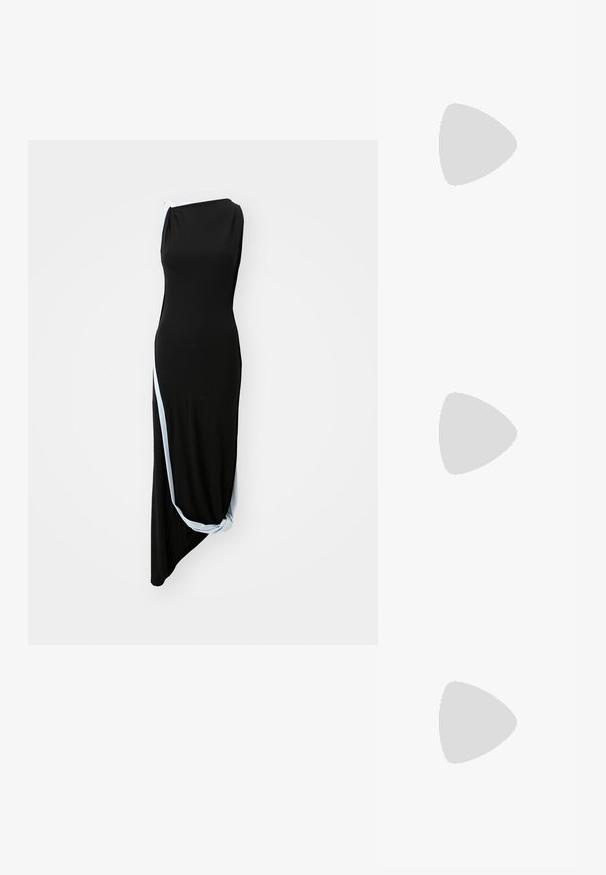 Rochie maxi fără mâneci de culoare neagră, cu un design drapat, hem asimetric și o bordură de accent bleu deschis pe o parte. Textură a materialului neted.; Pantof cu toc mic, cu vârf ascuțit și slingback, realizat din piele netedă, având un design decupat pe lateral pentru respirabilitate.; Geantă de umăr din piele neagră cu o textură moale, formă triunghiulară și curea ajustabilă, asortată cu o bluză cu dungi albastre deschise și pantaloni albi.; Colier placat cu aur, cu un accent central neted și curbat. Dispune de o chaină flexibilă cu un închizător tip homar și link-uri suplimentare ajustabile.