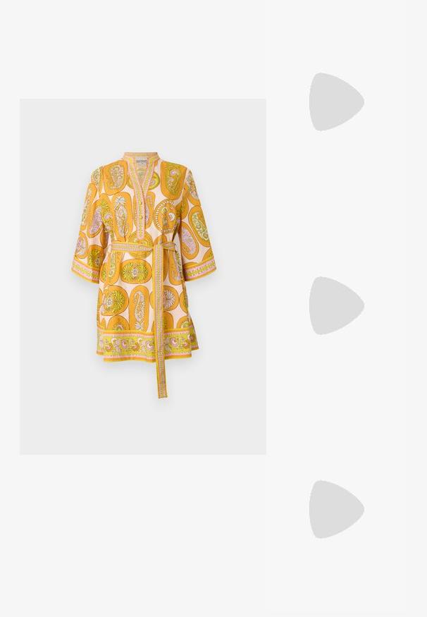 Gul mønstret tunikakjole med trekvart ærmer, v-hals og bælte med sløjfe. Har paisley-mønstre med lyserøde og grønne accenter.; Lys beige slidesandal med vævede stropper, der har en flad sål og minimalistisk design. Glat tekstur med subtile farvekontrastdetaljer.; Runde solbriller med mørke linser og tynde sølvrammer. Én person bærer en guldkæde halskæde, mens en anden har et rødt mønstret tørklæde.; Vævet stråhåndtaske i lys beige, med en buet form, lås og en guld kædetræks. Tekstureret overflade med diamantmønster.