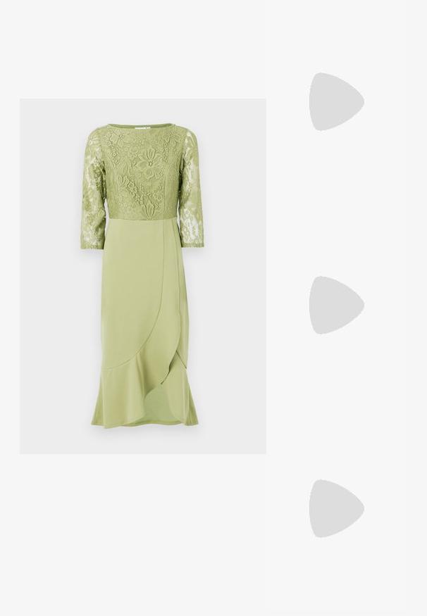 Vestido verde com corpete de renda e mangas três quartos, apresentando uma saia suave e drapeada com uma bainha flare. Detalhe de padrão floral geral.; Sapatos de salto alto metálicos dourados, com biqueira em ponta e salto grosso. Textura suave, design minimalista e uma tira estreita.; Bolsa de couro preta com forma curva, alça destacável e detalhes em dourado. A bolsa possui uma aba com detalhe de fivela.; Brincos em tom de ouro com formas onduladas e texturizadas. Inclui studs escultóricos com presilha e um design de argola aberta com um acabamento martelado.