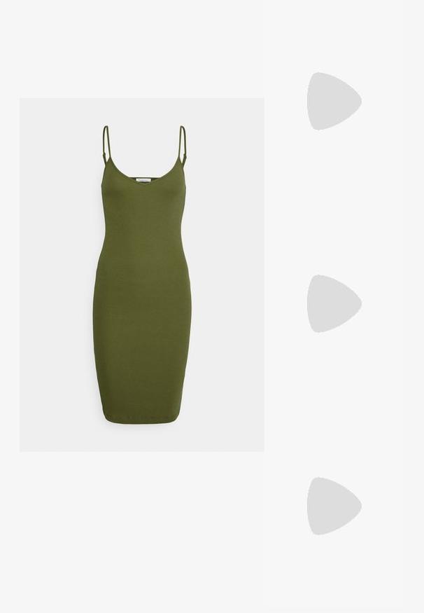 KnowledgeCotton Apparel CANNA STRAP DRESS - Vestido direito - burned olive; Botim preto de tornozelo feito de material brilhante, com bico quadrado e salto afunilado, posicionado contra um fundo prateado brilhante com detalhes acolchoados.; Óculos de sol pretos com armação retangular, acabamento mate, lentes escuras e hastes ligeiramente curvas. Detalhe de logótipo subtil numa das hastes.; Carteira de pele preta matelassada com alça de corrente dourada e detalhe do logótipo. Forma retangular, textura suave, com fecho em aba.