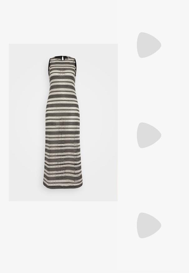 Robe sans manches en noir et blanc avec des motifs rayés verticaux, dotée d'un dos en forme de clé et d'une silhouette ajustée. Fabriquée en tissu texturé.; Escarpin argenté à talon aigu, avec un bout pointu, une finition métallique, deux brides décoratives et un talon élancé avec un embout noir.; Lunettes rectangulaires à verres transparents avec une fine monture en métal argenté et des embouts en acétate noir. Présente un matériel minimal pour un design épuré.; Sac à main en forme de cœur métallique argenté avec deux anses, une chaîne et une texture lisse. Présente des accessoires en métal et des bords cousus.