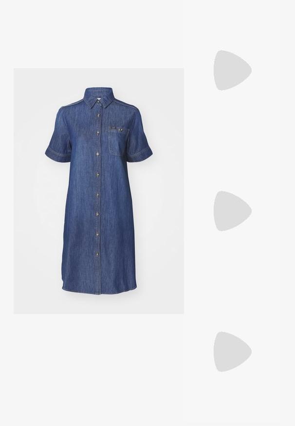 Tume sinine denimist särgimekir dress, millel on nupuvajutusega eesmine avamine, lühikesed varrukad ja rinnaepaulet. Omab triikitud kraed ja peeneid õmblusaktsente.; Mustad nahast slingback kingad terava nina ja hõbedaste detailidega, madala plokkn红黑大战. Ühtlane, läikiv tekstuur kogu ulatuses.; Mustast nahast õlakott, mis omab siledat tekstuuri, ristküliku kuju ning esiküljel metallketi detaili. Reguleeritav rihm on kaasas.; Hõbedased ripatsid, millel on ruudukujuline studs, siledat ja poleeritud viimistlust ning pisarakuju, peegeldades valgust läikiva pinnaga.