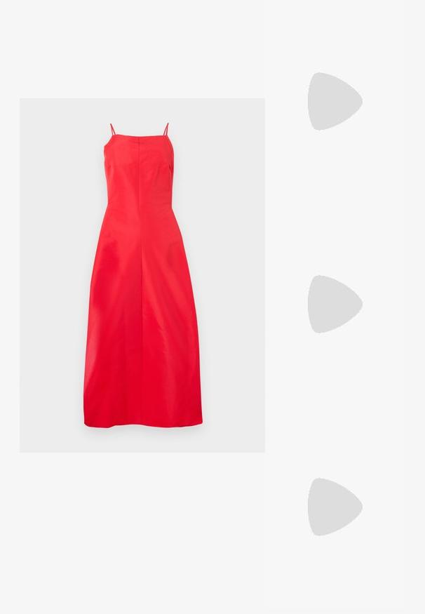 Punainen, hihaton midi-mekko suoralinjaisella leikkauksella ja ohuilla olkaimilla, asetettuna yksinkertaista valkoista taustaa vasten.; Mustat nahkaslingback-korkokengät, joissa on terävä kärki, säädettävä hihna ja tyylikäs stiletto-korko, jotka tarjoavat sileän pinnan.; Metallinen kultainen nahkalaukku tekstuurin viimeistelyllä, jossa on kultaketjuhihna ja irrotettava olkahihna. Brändilogo on kohokuvioitu.; Pari epämuodostuneita soikeita kultasävyisiä metallikorvakoruja, joissa on teksturoitu, hieman hakattu pinta valkoista taustaa vasten.