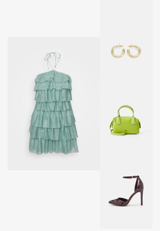 Kihilised, ilma käisteta kleit helesinisest rohelisest, mis sisaldab mitmeid volangilisi kihte, kaelusega halter ja reguleeritavad sidemed ning pehme tekstuur.; Burgundi patendiga nahast kõrged kontsad terava ninaga, pahkluupannal ja 10 cm kõrge stiletokontsaga. Sile tekstuur ja minimaalne disain.; Roheline käekott sileda välispinnaga, kahekordsete lühikeste sangadega ja reguleeritava õlavöödiga. Omab lukuga sulgemist ja tekstuuritud detaile.; Kuldne rõngassõrmused sileda ja läikiva viimistlusega. Ringikujuline disain, millel on väike post ja selge tagumine külg, et tagada kindel kandmine.