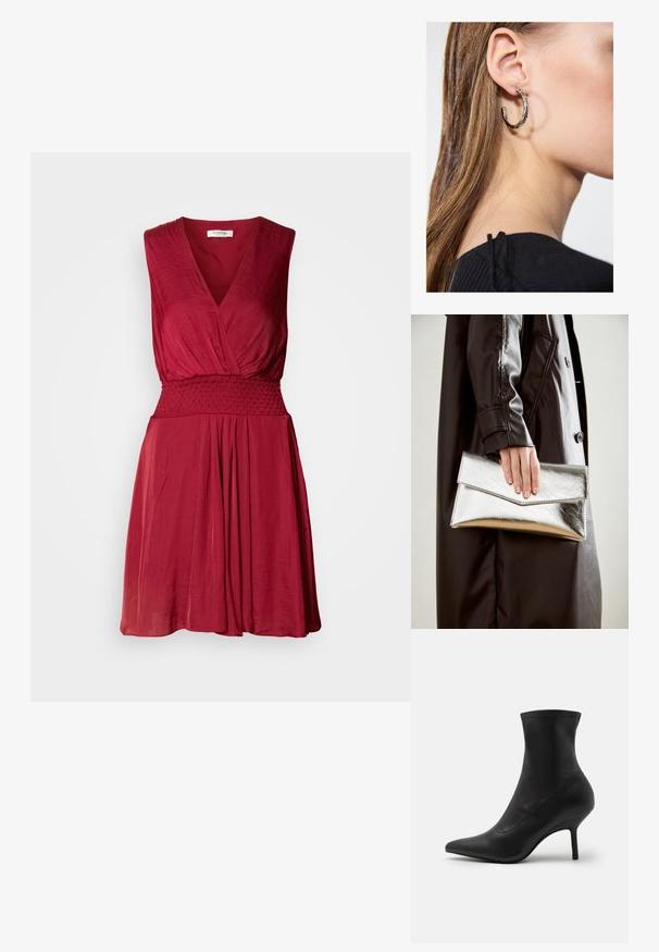 Vestido rojo sin mangas con escote en V profundo, cintura fruncida y falda fluida. Tela suave y ligera con una textura sutil.; Anna Field Botines - black; Clutch metálico plateado con un diseño de sobre angular, textura suave y color interior en contraste, sostenido en una mano que lleva un abrigo negro.; Pendiente de aro de plata con un acabado pulido, que presenta pequeños detalles en dorado y una forma redonda, llevado en el lóbulo.