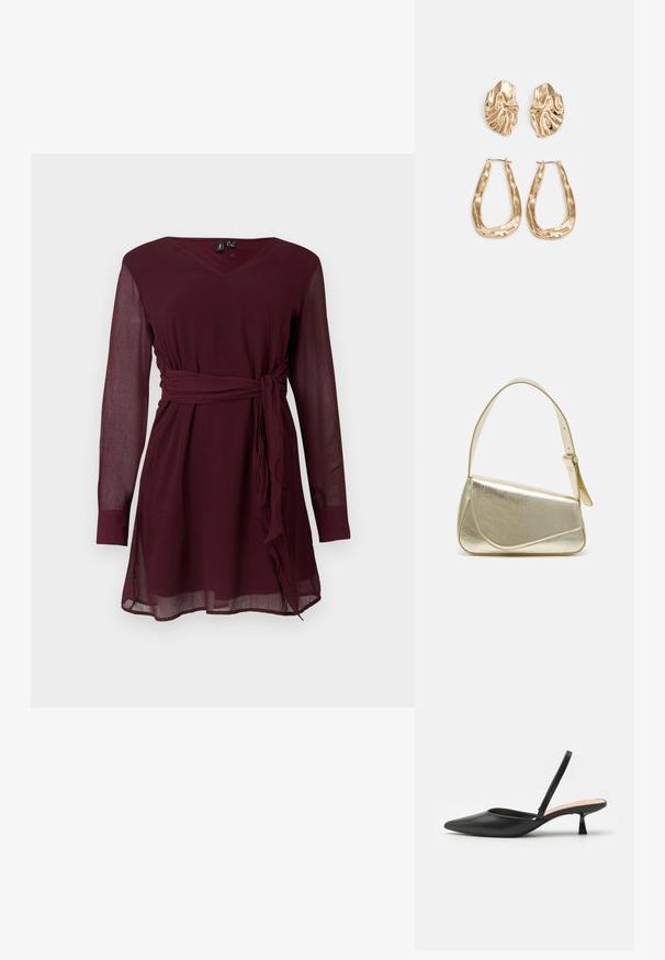 Bordeaux knelengde kjole med lange gjennomsiktige ermer, V-hals og en belte med knyting i midjen. Laget av lett, teksturert stoff.; Sorte slingback pumps med spiss tå, glatt matte overflate, lav skrå hæl og minimalistisk design. Har en tynn ankelrem.; Gullfarget metallisk håndveske med en strukturert design, glatt tekstur og justerbar stropp. Har en unik trekantet form og minimalistisk søm.; Gullfargede øredobber med teksturerte, bølgete former. Inkluderer skulpturelle klipsstuds og åpen hoop-design med en hamret finish.