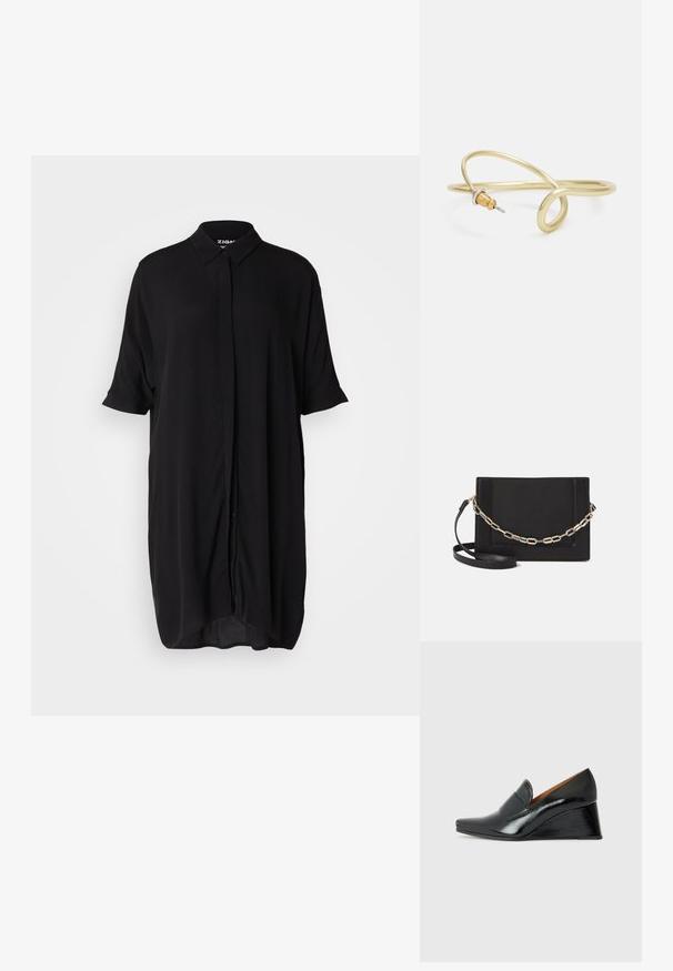 Schwarzes, kurzärmliges Hemdkleid aus leichtem Material. Verfügt über einen Kragen, eine durchgehende Knopfleiste und eine lockere, verlängerte Silhouette.; Chie Mihara VECINO - Keilpumps - black; Schwarze Leder-Crossbody-Tasche mit glatter Textur, rechteckiger Form und metallic-kettendetail auf der Vorderseite. Verstellbarer Gurt inklusive.; Goldfarbener Metallarmreif mit fließendem, geschwungenem Design. Er verfügt an einem Ende über einen kleinen, auffälligen, silberfarbenen Akzent.