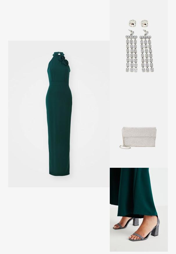 Zelena halterneck obleka s prilagojeno silhueto, ki ima cvetlične okraske na rami in gladko, elastično tkanino.; Srebrne glitri blok petne sandale z dvema tankima trakama in kvadratnim prstom. V paru s temno zeleno obleko do tal.; Srebrna mrežasta torbica s teksturiranim, tkanim dizajnom, koja ima preklopni poklopac i uklonjivu lančanu naramenicu za nošenje.; Kristalni uhani s srebrnim osnovnim materialom, ki vsebujejo kvadratne uhančke in kaskadne vrste pravokotnih ter osmerokotnih kristalov.