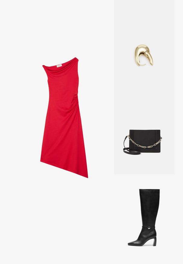 Rode, een-schouder jurk van soepel materiaal. Kenmerkt zich door een gedrapeerd ontwerp met geplooide details bij de taille en een asymmetrische zoom.; Zwarte leren laarzen tot de knie met een spitse neus en een chunky hak. Ze hebben een band met een ronde accentdetaillering bij de enkels.; Zwarte leren schoudertas met een gladde textuur, rechthoekige vorm en een metallic kettingdetail aan de voorkant. Verstelbare schouderband inbegrepen.; Gouden metalen oorbel met een slank, gebogen ontwerp. Beschikt over een kenmerkende puntige vorm, gepolijste oppervlakte en scharnier sluiting.