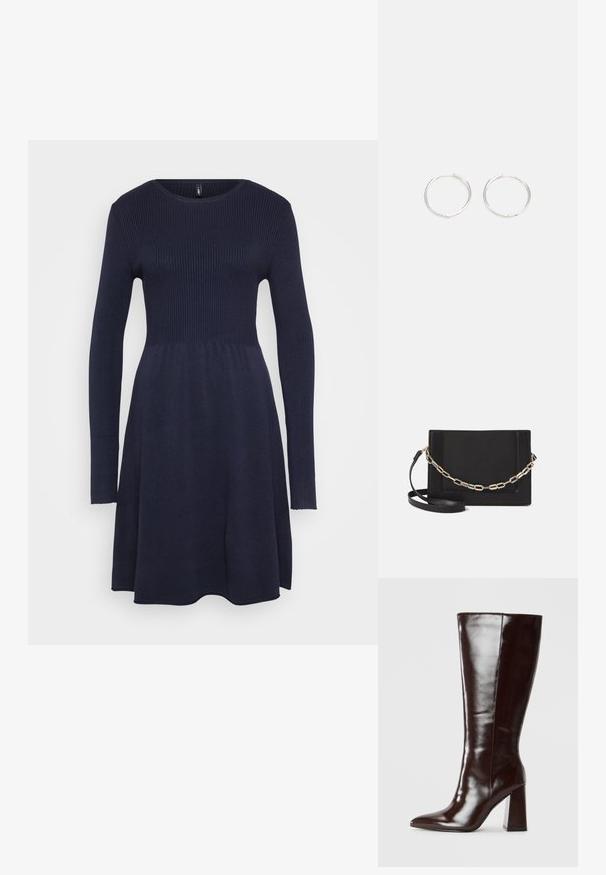 Tengerészkék kötött ruha hosszú ujjakkal, bordázott textúrával a mellrészen, harangszoknyával és kerek nyakkivágással. Puha és rugalmas anyag.; Térdig érő, fényes barna bőrcipők, hegyes orral és széles blokk sarkakkal. Simító felület és letisztult forma.; Fekete bőr keresztpántos táska, sima textúrával, téglalap alakú és fém lánc részlettel az elején. Állítható pánttal ellátva.; Ezüst karika fülbevalók, letisztult, kerek formával, sima felülettel és látható díszítés nélkül. A átmérő nem megadott.