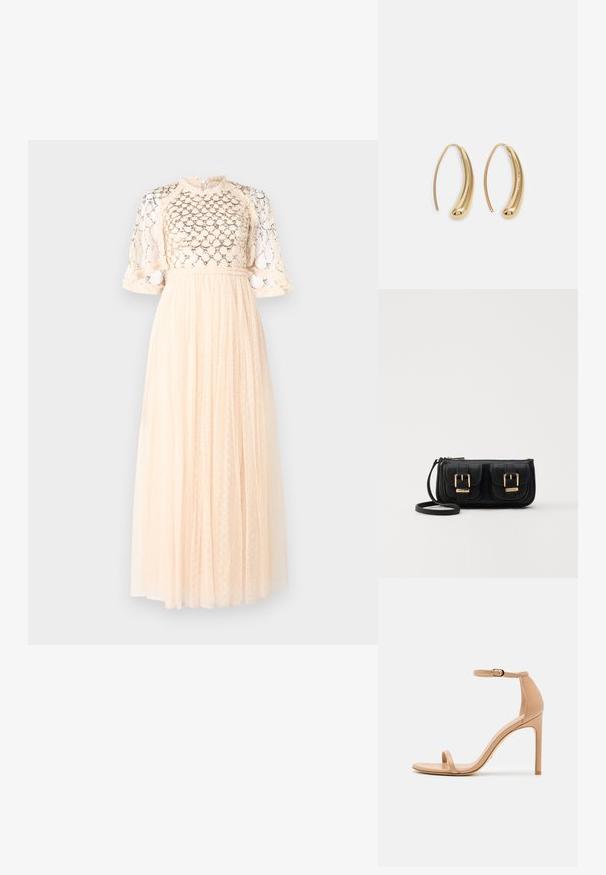Maxi sukienka w jasnym brzoskwiniowym kolorze z teksturowanym koronkowym stanikiem, krótkimi bufkami oraz zwiewnym dołem z małymi kropeczkami.; Nagie sandały na wysokim obcasie z cienkim paskiem na kostkę, odkryty palec, gładka skóra i smukły, zwężający się obcas. Minimalistyczny design z złotymi akcentami.; Czarna skórzana torba na ramię z dwoma przednimi kieszeniami, złotymi klamrami, zamkiem błyskawicznym i cienkim paskiem. Teksturowana powierzchnia i kompaktowy prostokątny kształt.; Złote metalowe kolczyki w kształcie obręczy o zakrzywionym, wydłużonym kształcie. Posiadają gładką, błyszczącą powierzchnię oraz zaokrąglony koniec dla dodatkowego efektu.