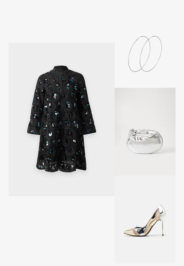 Abito nero a maniche lunghe con colletto alto, patta con bottoni e motivi circolari di paillettes che creano un design lucido e testurizzato.; Scarpa con tacco alto a punta, con una combinazione di colori argento, oro e nudo. Finitura lucida con design a ritaglio, con tacco a stiletto.; Borsa a pochette metallica argentea con una forma morbida e arrotondata e chiusura superiore annodata. Realizzata in materiale sintetico morbido.; Orecchini a cerchio in argento con un design minimalista. Forma circolare, superficie liscia e profilo sottile. Leggeri con una finitura lucida.