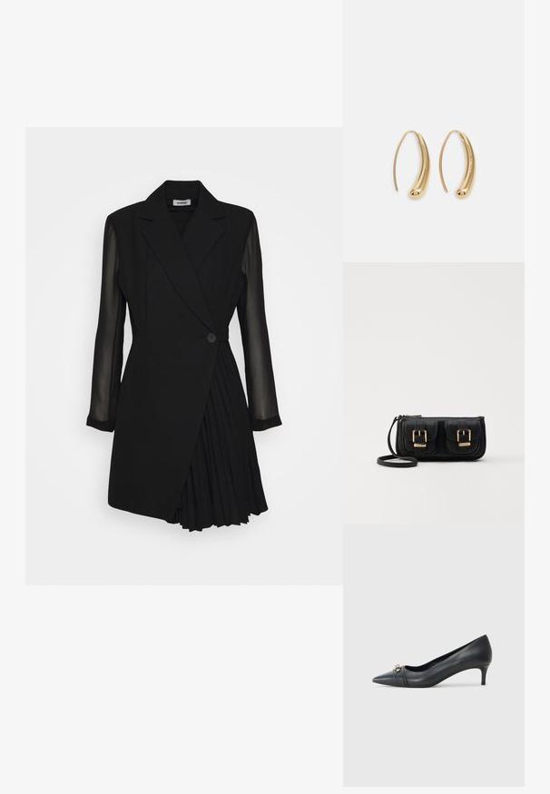 Abito nero su misura con top stile blazer, maniche lunghe trasparenti, chiusura con un solo bottone e dettagli di gonna plissettata.; Pump nera in pelle con punta affusolata e tacco basso, caratterizzata da una tracolla testurizzata e un accento metallico sul davanti. Superficie liscia e design elegante.; Borsa a tracolla nera in pelle con due tasche frontali, fibbie dorate, chiusura con zip e una tracolla sottile. Superficie texturizzata e forma rettangolare compatta.; Orecchini a cerchio in metallo color oro con forma curva ed allungata. Presentano una superficie liscia e lucida e una punta arrotondata per un tocco di dettaglio in più.