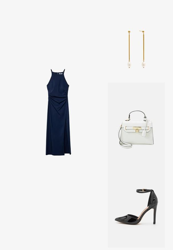 Granatowa sukienka bez rękawów z dopasowanym topem, drapowanymi detalami po bokach i rozcięciem z boku. Gładki materiał i zamek z tyłu.; Czarny lakierowany but na wysokim obcasie z ostrym noskiem, paskiem na kostkę i smukłym obcasem typu stiletto. Gładka tekstura z błyszczącym wykończeniem.; Biała torebka o teksturze krokodyla, złote okucia, uchwyt u góry i odpinany pasek na ramię; wyposażona w zamek oraz minimalistyczny design.; Złote kolczyki z wydłużonymi prostokątami i okrągłymi perłami na końcach. Prostokąty są gładkie, a perły mają lśniące wykończenie.