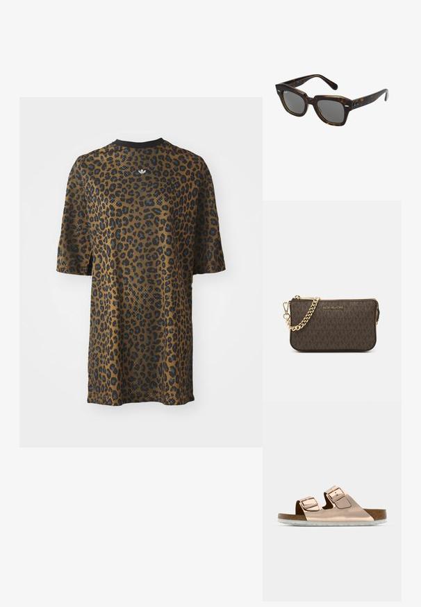 T-shirt con stampa leopardata a maniche corte, in tonalità di marrone e nero, con scollo rotondo e logo ricamato al centro.; Sandali in oro rosa con due fibbie metalliche regolabili, poggiapiedi in sughero e suola in gomma bianca. Finitura metallica liscia e design open-toe.; Occhiali da sole rettangolari con montatura in plastica tartarugata, lenti scure e dettagli argentati sui lati. Made in Italy.; Borsa a tracolla in pelle marrone con motivo logo, tracolla in catena dorata, chiusura con zip e dettagli in metallo dorato. Forma compatta e rettangolare.