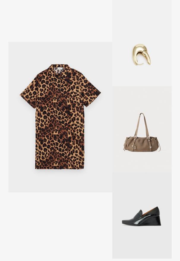 Leopardimustriga lühikarvaline särk, millel on krae, nööpide esiosa ning beež ja pruun värvipalett tumedate laikudega tekstuuri loomiseks.; Chie Mihara VECINO - Täistallaga kingad - black; Pruun nubukist käekott, mille ülemine osa on voltitud, hõbedased metallist detailid ja kaks õlarihma. Omab ristkülikukujulist vormi ja minimaalset disaini.; Kuldtooni metallist kõrvarõngas, millel on elegantne ja kaarjas disain. Omab silmapaistvat teravat kuju, poleeritud pinda ja hingesulgemist.