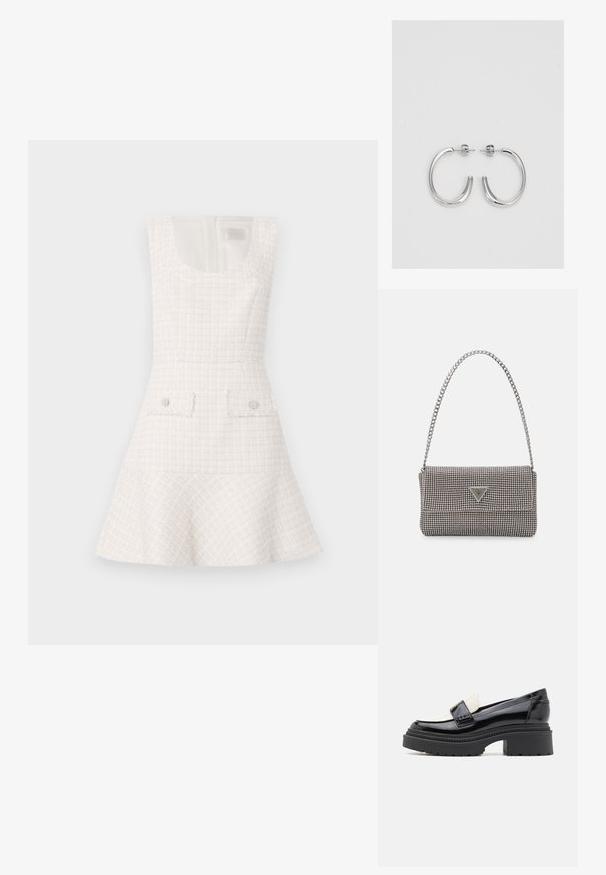 Witte tweed jurk met een uitgesneden rok, ronde halslijn en twee voorzakken verfraaid met ronde knopen. Gelaagd, gestructureerd ontwerp.; Zwarte gepatineerde leren instappers met een witte leren inzet, chunky zwarte rubberen zool en een lichte hak. Geweven stiksels detail op de bovenkant.; Lichtgrijze metallic handtas met een kettingriem, versierd met kleine ronde metallic studs en een driehoekig merkimago.; Zilveren oorringen met een glad, glanzend oppervlak, met een gebogen vorm en een sluiting met steker. Minimalistisch ontwerp met een moderne afwerking.