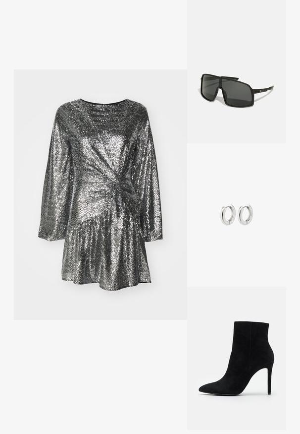 Silberner Pailletten-Kleid mit langen Ärmeln, das ein gedrehtes Frontdesign und einen ausgestellten Rock aufweist. Glatte Textur mit reflektierender Oberfläche.; Schwarze Wildleder Stiefelette mit spitzem Zehenbereich und schlankem hohen Absatz vor einem schlichten weißen Hintergrund.; Schwarze Sonnenbrille mit einem großen, eckigen Rahmen, dunklen Gläsern und dünnen, eleganten Bügeln, die auf einer Seite ein kleines Logo tragen.; Silberne Creolen mit einem polierten Finish, die ein kreisförmiges Design und nahtlose Scharniere aufweisen und eine glatte Textur präsentieren.