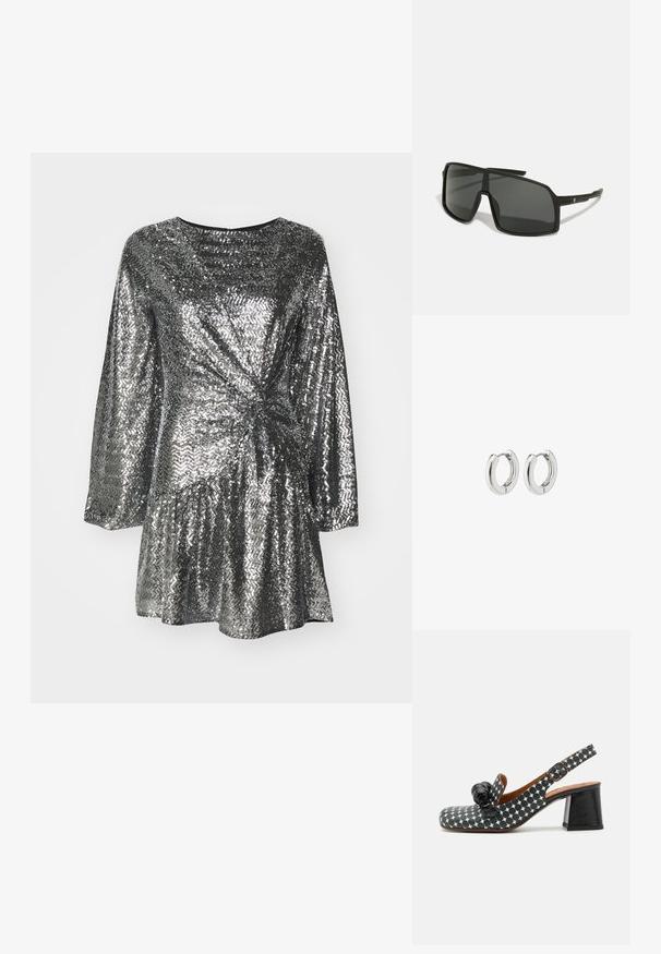 Stříbrné flitrové šaty s dlouhými rukávy, s designem zkrouceného předního dílu a rozšířenou sukní. Hladká textura s odrazivým povrchem.; Sandalová obuv na podpatku se vzorem puntíků v černé a bílé, s chunky černým podpatkem a dekorativním černým akcentem vpředu.; Černé sluneční brýle s velkým, hranatým rámem, tmavými skly a tenkými, elegantními rameny s malým logem na jedné straně.; Stříbrné kruhové náušnice s lesklým povrchem, které mají obdélníkový design a bezproblémové závěsy, vykazující hladký povrch.