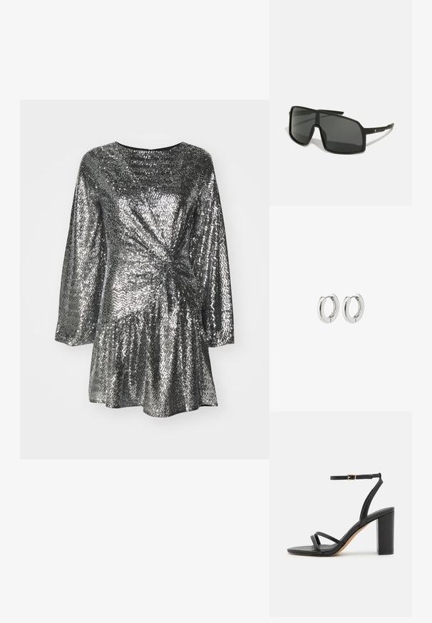 Stříbrné flitrové šaty s dlouhými rukávy, s designem zkrouceného předního dílu a rozšířenou sukní. Hladká textura s odrazivým povrchem.; Černé kožené sandály na vysokém podpatku se čtveratou špičkou, dvěma úzkými pásky přes nohu a páskem kolem kotníku s pozlacenou sponou.; Černé sluneční brýle s velkým, hranatým rámem, tmavými skly a tenkými, elegantními rameny s malým logem na jedné straně.; Stříbrné kruhové náušnice s lesklým povrchem, které mají obdélníkový design a bezproblémové závěsy, vykazující hladký povrch.