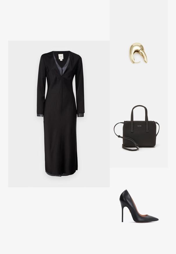 Czarna sukienka z długim rękawem, wykonana z gładkiego materiału, z głębokim dekoltem w kształcie V, satynowymi akcentami na kołnierzu oraz bocznymi rozcięciami dla swobody ruchów.; Czarne skórzane szpilki z wąskim noskiem, smukłym obcasem typu stiletto i zaokrąglonym dekoltem. Gładka tekstura i złoty akcent w pobliżu obcasa.; Czarna torebka z dwoma krótkimi uchwytami i odpinanym paskiem na ramię. Gładki materiał przypominający skórę, z zamkiem błyskawicznym i detalem z logo.; Złote metalowe kolczyki o eleganckim, zakrzywionym kształcie. Posiadają charakterystyczny szpiczasty kształt, polerowaną powierzchnię oraz zapięcie na zawias.