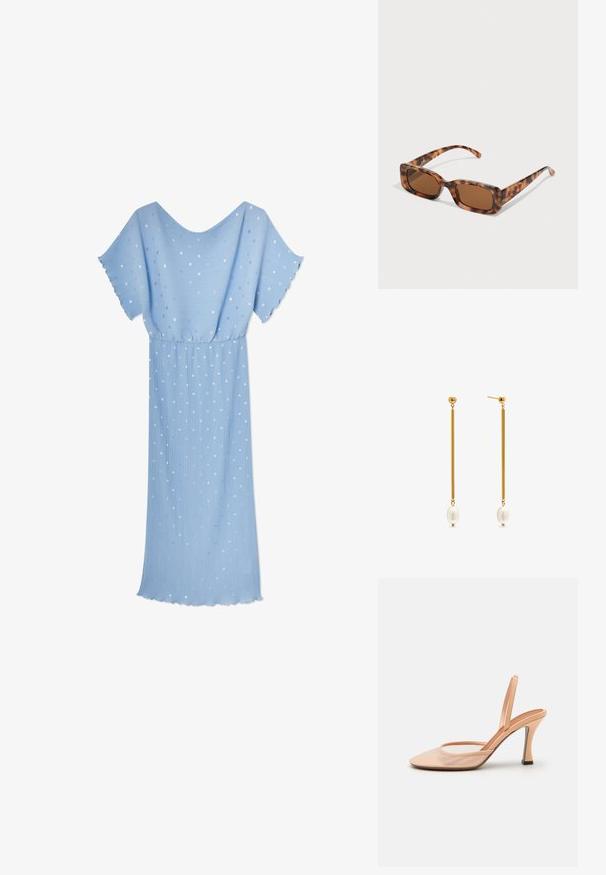 Jasnoniebieska sukienka z krótkimi falbaniastymi rękawami, plisowanym wzorem, rozrzuconymi srebrnymi i białymi kropkami oraz luźnym krojem.; Nude siateczkowe sandały na szpilce z ostro zakończonym noskiem, smukłym paskiem na kostce i obcasem w kształcie stiletto, z czarnym akcentem u podstawy.; Okulary przeciwsłoneczne w kolorze tortoishell z prostokątnymi brązowymi soczewkami, grubą oprawką i cienkimi zausznikami z wzorem w różnych odcieniach brązu.; Złote kolczyki z wydłużonymi prostokątami i okrągłymi perłami na końcach. Prostokąty są gładkie, a perły mają lśniące wykończenie.