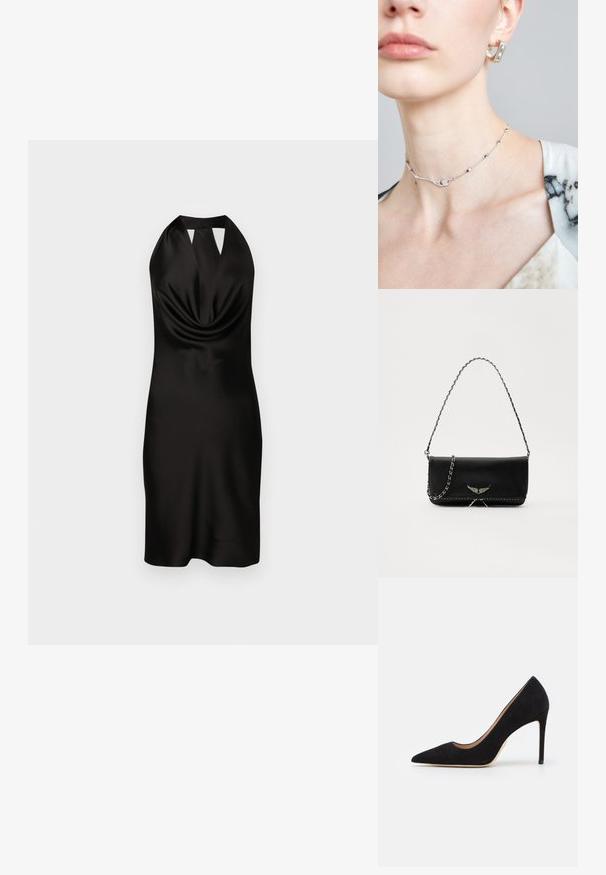 Robe noire en satin à col halter avec un devant drapé, une silhouette ajustée et un détail découpé au niveau du col, atteignant une longueur mi-cuisse.; Stuart Weitzman STUART - Escarpins - black; Sac à main en cuir noir avec une bandoulière en chaîne argentée, présentant des accents décoratifs en forme d'ailes et des coutures blanches le long de la couture inférieure.; Collier ras du cou en argent avec une chaîne délicate, présentant des accents géométriques et un petit élément décoratif au centre. Texture de peau lisse visible.
