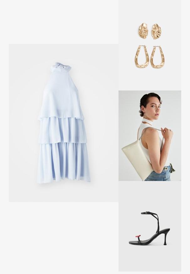 Vaaleansininen holkkimekko, joka on valmistettu pehmeästä kankaasta ja jossa on kolme kerroksista tasoa virtaavalla siluetilla sekä solmittava kaula-aukko.; Mustat korkokengät sandaalit, joissa on ohut nilkkaremmi ja punainen yksityiskohta varpaassa. Elegantti muotoilu ja kiiltävä pinta stiletto-korkealla.; Valkoinen suorakulmainen clutch-laukku, joka on valmistettu kiiltävästä materiaalista ja jossa on hopeinen ketjuolkahihna. Malli poseeraa laukku käsivarsillaan yksinkertaista taustaa vasten.; Korukultainen korvakorut, joissa on teksturoituja, aaltoilevia muotoja. Mukana on veistokselliset klipsikorvakorut ja avoin rengasmalli, jossa on vasaroitu pinta.