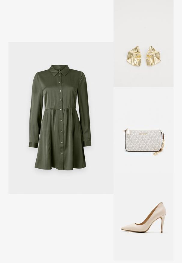Kostýmové šaty s dlouhým rukávem v olivově zelené barvě, s vypasovaným pasem a límečkem, mírně rozšířenou sukní a manžetovými rukávy.; Béžová lodička na vysokém podpatku, špičatý tvar, hladká kožená úprava, štíhlý stiletto podpatek, minimalistický design s decentním detailem na zadní straně.; Kabelka na zápěstí Michael Kors v béžové potažené plátno s opakujícím se vzorem loga MK, zlatými kovovými doplňky a odnímatelným řetízkovým popruhem.; Zlaté kovové náušnice s vlnitým designem; hladký, lesklý povrch; asymetrický tvar; žádné viditelné vzory nebo hardware.