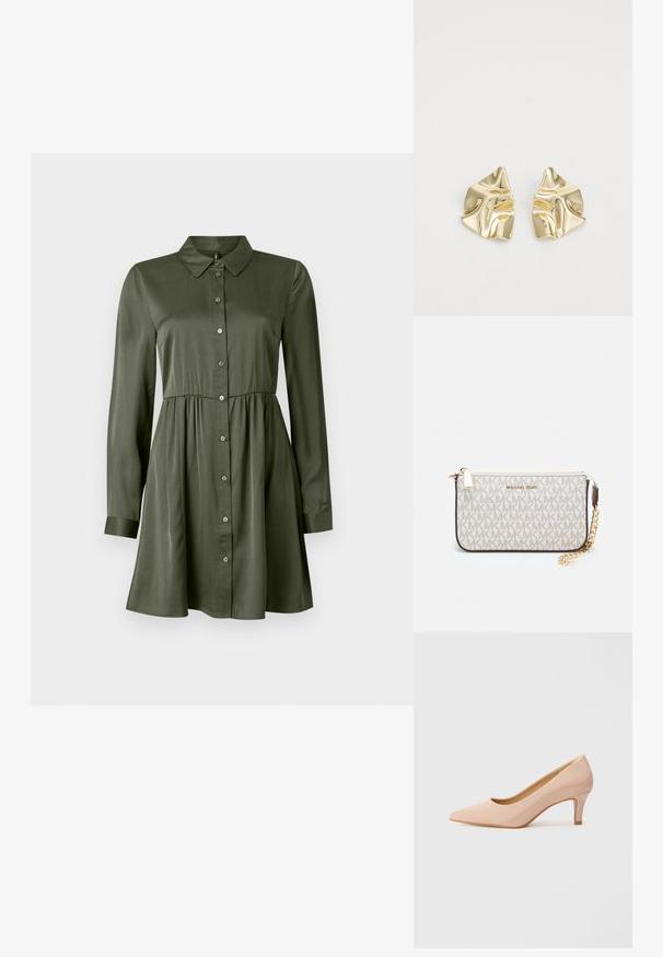 Vestido de botão de manga longa em verde oliva, com cintura ajustada e colarinho, saia ligeiramente rodada e mangas com punhos.; Sapato de salto alto rosa brilhante, com bico apontado e salto baixo, apresentando um acabamento liso e brilhante, além de um corte em forma de V ligeiramente aberto na parte da frente.; Pochete Michael Kors em tela revestida bege com padrão repetido do logotipo MK, ferragens douradas e uma alça de corrente destacável.; Brincos metálicos dourados com um design ondulado; superfície lisa e reflexiva; forma assimétrica; sem padrões ou acessórios visíveis.